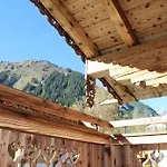 Chaletresort Lech בקתה הולצגאו